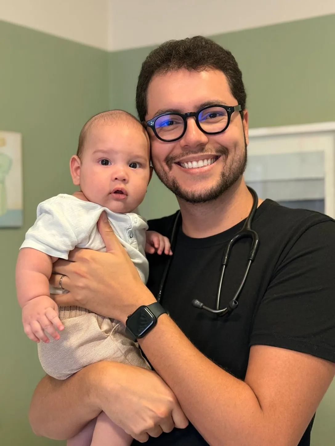 Dr. Bruno Valadares, médico pós-graduado em Pediatria em Cuiabá, sorrindo com estetoscópio